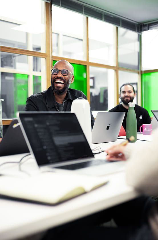 Réunion d'équipe agence voyelle