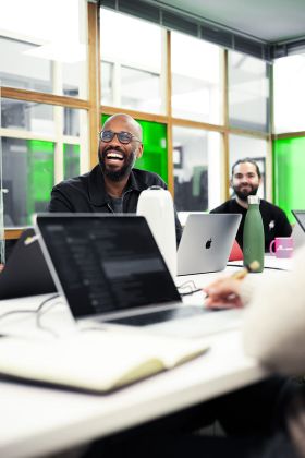 Réunion d'équipe agence voyelle