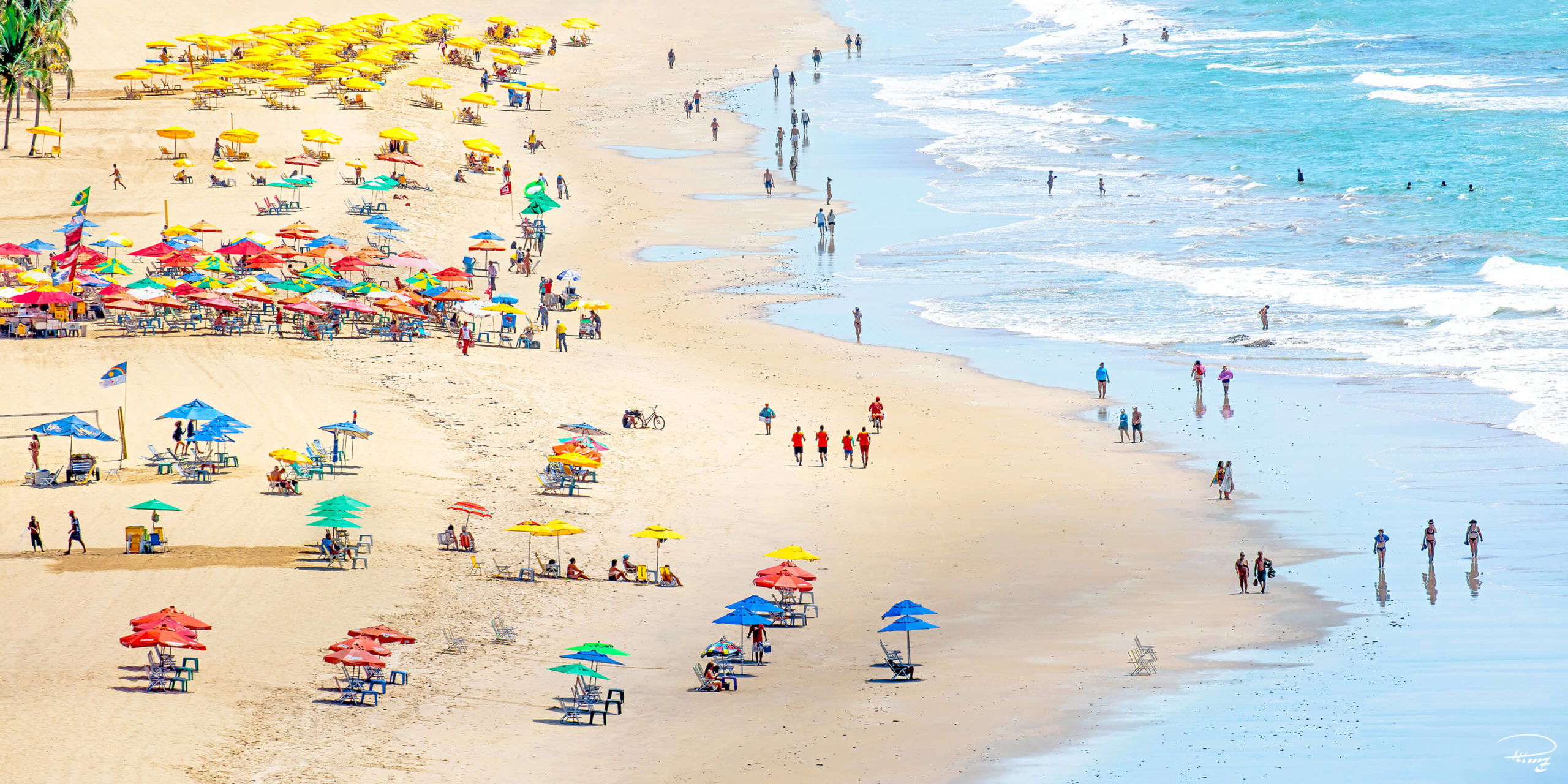 Une plage avec du monde